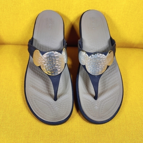 CROCS Shoes - CROCS Sanrah Silver Hammered Medallion Navy Wedge Thong FlipFlop Sandal Women 10